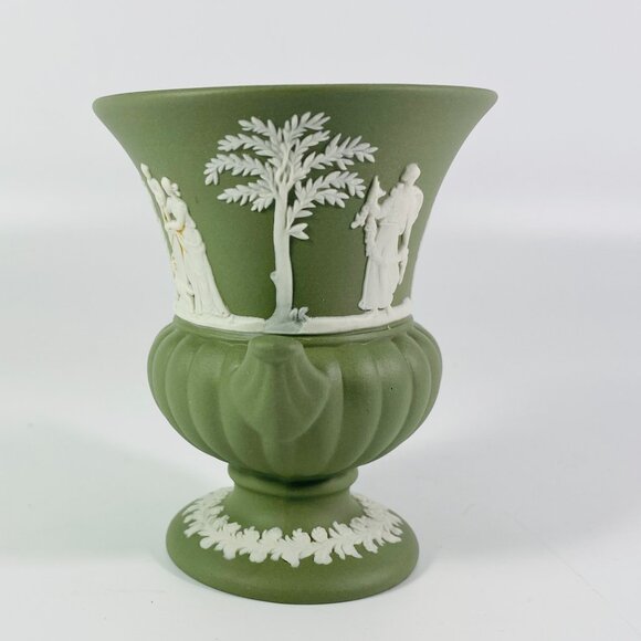 Vintage 70's Wedgwood Jasperware Green Sage Small Urn Vase England - Picture 2 of 7